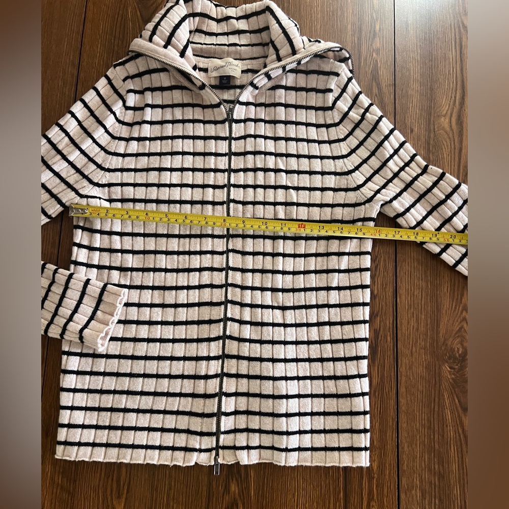 Universal Threads
Women’s 
Medium 
Cardigan 
Sweater
Ivory/Black Stripe
L/S - Picture 9 of 14